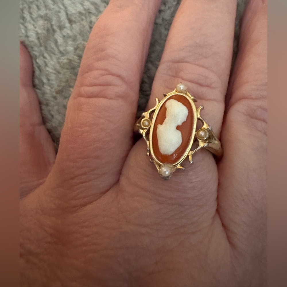 Avon Cameo ring size 9